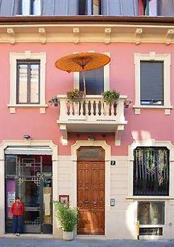 Vietnamonamour Bed & Breakfast Milano 2*,  Italia